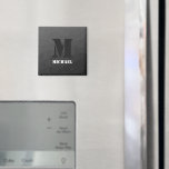 Aimant Motif de maillage géométrique gris foncé<br><div class="desc">Monogramme Personnalisez avec votre initiale et votre nom personnalisés. Gris foncé dégradé géométrique maillage motif triangles ombre. Maille géométrique triangulaire avec dégradé foncé.</div>