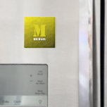 Aimant Motif de maillage géométrique jaune<br><div class="desc">Monogramme Personnalisez avec votre initiale et votre nom personnalisés. Motif triangles gris foncé géométrique dégradé jaune. Maille géométrique triangulaire avec dégradé d'ombre cool.</div>