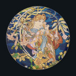 Aimant Mucha Art Nouveau : Une Femme Daisée<br><div class="desc">Il s'agit d'une reproduction de l'imprimé textile vintage "Femme avec Daisy",  créé par le peintre,  illustrateur et designer Art Nouveau Alphonse Mucha en 1898-1899.</div>