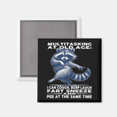 Aimant Multitasking At Old Age I Can Cough Burp Laugh Far (Recto/Verso)