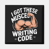 Aimant muscles drôles écrivant du code disant programmeur (Devant)