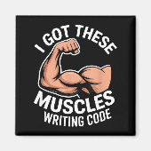 Aimant Muscles drôles écrivant du code disant programmeur (Devant)