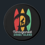 Aimant Narragansett Rhode Island Beach Retro Surf<br><div class="desc">Design rétro vintage pour les surfeurs qui aiment surfer et surfer sur les vagues de l'océan. Vacances d'été cool, vacances de printemps marchandises pour ceux qui aiment le soleil chaud, le temps tropical, bronzage sous le palmier. Un design grandiose et déprimé à porter tout en profitant de la fête de...</div>