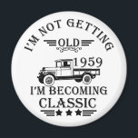 Aimant né en 1959 vintage anniversaire homme cadeau<br><div class="desc">Vous pouvez ajouter un peu d'originalité à votre collection de placards avec ce design graphique classique vintage camion avec une police de typographie impressionnante, est une excellente idée cadeau pour les hommes, femmes, maris, femme petite amie, et un petit ami qui aimeront cette oeuvre unique. Le meilleur cadeau de vacances...</div>