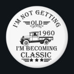 Aimant né en 1960 cadeau d'anniversaire homme vintage<br><div class="desc">Vous pouvez ajouter un peu d'originalité à votre collection de placards avec ce design graphique classique vintage camion avec une police de typographie impressionnante, est une excellente idée cadeau pour les hommes, femmes, maris, femme petite amie, et un petit ami qui aimeront cette oeuvre unique. Le meilleur cadeau de vacances...</div>
