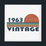 Aimant Né en 1963 anniversaire vintage<br><div class="desc">Vous pouvez ajouter un peu d'originalité à votre collection de placards avec ce design graphique de coucher de soleil vintage avec une police de typographie impressionnante, est une excellente idée cadeau pour les hommes, femmes, maris, femme petite amie, et un petit ami qui aimeront cette oeuvre d'art unique. Le meilleur...</div>