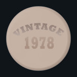 Aimant Né en 1978 vintage classique à la mode<br><div class="desc">Vous pouvez ajouter un peu d'originalité à votre garde-robe avec ce design graphique d'anniversaire original et moderne avec des lettres de police typographiques impressionnantes, c'est une excellente idée cadeau pour les hommes, les femmes, mari, femme petite amie, et un petit ami qui aimeront cette oeuvre unique. Le meilleur cadeau de...</div>