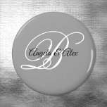 Aimant Noir et blanc Script Monogramme Gris<br><div class="desc">magnets mariages avec un monogramme minimaliste couple dans un script de calligraphie sophistiqué en noir et blanc sur un arrière - plan gris moderne. Pour les noms plus courts, augmentez la taille de police des noms de mariée et de mariée et de leur initiale. Customisez les styles et les couleurs...</div>