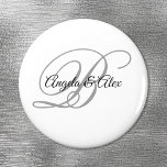 Aimant Noir et gris clair Fantastique Monogramme Blanc<br><div class="desc">magnets mariages avec un monogramme minimaliste couple dans un script de calligraphie sophistiqué en gris clair et noir sur un arrière - plan blanc. Pour les noms plus courts, augmentez la taille de police des noms de mariée et de mariée et de leur initiale. Customisez les couleurs gris clair noir...</div>