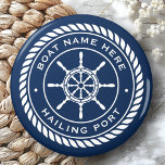 Aimant Nom du bateau et port de voile roue du navire naut<br><div class="desc">Aimant frigorifique avec un emblème de roue et de corde blanc et élégant avec nom de bateau personnalisé et port de voile (ou autre texte personnalisé) sur un arrière - plan bleu foncé.</div>