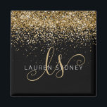 Aimant Nom du monogramme de la Parties scintillant d'or<br><div class="desc">Glam Gold Parties scintillant Élégant Aimant Monogramme. Personnalisez facilement ce design d'aimant chic branché avec une élégante parties scintillant dorée brillante sur un arrière - plan noir. Le design comprend votre monogramme manuscrit avec de jolis tourbillons et votre nom.</div>