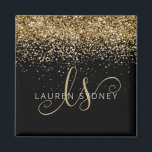 Aimant Nom du monogramme de la Parties scintillant d'or<br><div class="desc">Glam Gold Parties scintillant Élégant Aimant Monogramme. Personnalisez facilement ce design d'aimant chic branché avec une élégante parties scintillant dorée brillante sur un arrière - plan noir. Le design comprend votre monogramme manuscrit avec de jolis tourbillons et votre nom.</div>