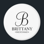 Aimant Nom et monogramme de la servante d'accueil personn<br><div class="desc">Elegant Black and White Personnalisé Bridesmaid Cadeaux avec monogramme personnalisé en noir élégant style de police script avec le nom et le titre de bridesmaid dans le style de police serif classique sur arrière - plan blanc. Parfait aussi pour les groomsmen, meilleur homme, père de la mariée, bonne d'honneur, fille...</div>