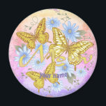 Aimant Nom personnalisé de la maman papillon<br><div class="desc">Papillon Maman magnétique de nom personnalisé par ArtMuvz Illustration. assortir vêtements maman, t-shirts maman, cadeaux de la fête des mères pour Mère, grand-mère. T-shirts de maman, cadeaux d'anniversaire et vêtements. Pour personnaliser cliquez sur "personnaliser ce modèle" puis modifiez les champs fournis pour votre cadeau personnalisé. Vous pouvez ajouter votre nom...</div>