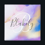 Aimant Nom personnalisé Monogram Purple Aquarelle Luxe<br><div class="desc">Personnalisez facilement ce style glamour abstrait couleur lilas peinture et faux or spray arrière - plan avec vos détails personnalisés.</div>