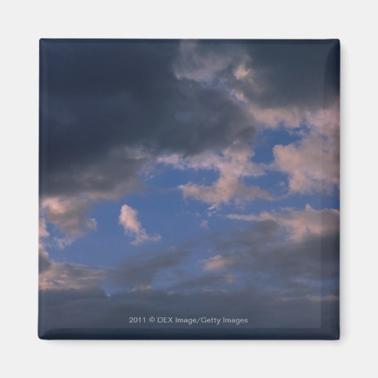 Aimant Nuages de tempête contre ciel bleu (Devant)