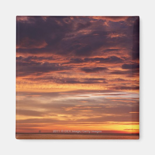 Aimant Nuages foncés dans ciel rayé orange (Devant)