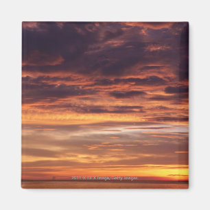 Aimant Nuages foncés en ciel strié par orange