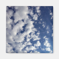 Nuages Puffy Sur Ciel Bleu