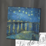Aimant Nuit étoilée sur le Rhône | Vincent Van Gogh Mag<br><div class="desc">Starry Night Over the Rhône (1888) de l'artiste néerlandais Vincent Van Gogh. L'oeuvre originale est une huile sur toile représentant un ciel nocturne post-impressionniste énergique dans des tons moody bleu et jaune. Utilisez les outils de conception pour ajouter du texte personnalisé ou personnaliser l'image.</div>