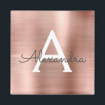 Aimant Or rose - rose pâle rose brossé Nom du monogramme<br><div class="desc">Or rose - Faux Rose Foil Foil Métallique Brossé Monogramme Nom et Aimant de Partie Initiale. Cela rend le cadeau parfait pour 16 ans,  mariage,  douche nuptiale,  anniversaire,  baby shower ou bachelorette pour quelqu'un qui aime le luxe glam et les styles chic.</div>