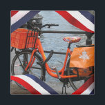 Aimant Orange Bike Rouge Blanc Bleu Orange Réfrigérateur<br><div class="desc">Orange Bike / Vélo garé et verrouillé sur un pont d'Amsterdam sur un canal avec hollandais rouge, blanc, bleu Drapeau agitant Orange Fridge Magnet, Oranje Koelkastmagneet. Entièrement personnalisable ! Ajoutez votre propre texte et images si vous voulez! Un beau souvenir typiquement hollandais à donner à vos amis ou à votre...</div>