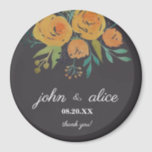 Aimant Orange jaune et Mariage Brown<br><div class="desc">Une partie de la collection A Touch of Yellow Floral Peonies and Rose. Il s'agit d'un aimant de mariage classique et élégant conçu avec des roses orange jaune et des pivoines,  des feuilles botaniques et eucalyptus dans un arrière - plan brun foncé. Un cadeau de remerciement pour vos invités.</div>