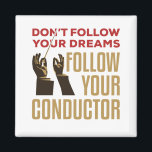 Aimant Orchestre Conducteur Funny Suivez votre chef<br><div class="desc">Conception amusante de chef d'orchestre pour les hommes ou les femmes avec le poste de directeur de musique de diriger un orchestre,  opéra,  concert musical ou symphonie. L'oeuvre montre des mains tenant du bâton et dit : "Ne suivez pas vos rêves suivez votre chef d'orchestre."</div>