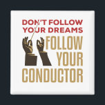Aimant Orchestre Conducteur Funny Suivez votre chef<br><div class="desc">Conception amusante de chef d'orchestre pour les hommes ou les femmes avec le poste de directeur de musique de diriger un orchestre,  opéra,  concert musical ou symphonie. L'oeuvre montre des mains tenant du bâton et dit : "Ne suivez pas vos rêves suivez votre chef d'orchestre."</div>