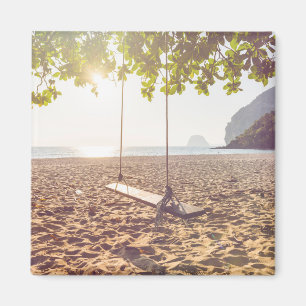 Aimant Oscillation sur la plage au coucher du soleil