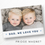 Aimant Papa nous t'aimons coeur photo fête des pères bleu<br><div class="desc">Aimant avec votre photo personnalisée et le texte "Papa,  nous t'aimons" ci-dessous flanqué de coeurs bleu clair.</div>