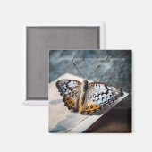 Aimant Papillon assis sur un livre ouvert (Recto/Verso)