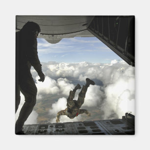 Aimant Pararescuemen sautent le dos de C.A. - 130