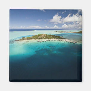 Aimant Parasailing au-dessus du beau lagon de Bora
