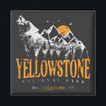 Aimant Parc national de Yellowstone Montagnes Wolf Vintag<br><div class="desc">Design vintage Yellowstone US National Park Wolf, Mountains & Adventure. Super vêtements design pour les personnes qui aiment le camping en plein air, camping, randonneur, randonnée, voyage en voiture, voyage en famille, voyage d'été. Le tee-shirt parfait à porter lors de la planification du voyage dans les parcs nationaux. Une excellente...</div>