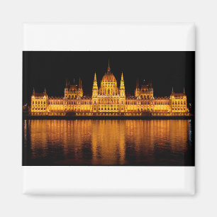 Aimant Parlement hongrois la nuit
