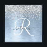 Aimant Parties scintillant en argent brossé bleu Nom du m<br><div class="desc">Personnalisez facilement ce design d'aimant chic branché avec une jolie parties scintillant brillante en argent sur un arrière - plan métallique brossé bleu.</div>