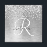 Aimant Parties scintillant en métal brossé argenté Nom du<br><div class="desc">Personnalisez facilement ce design d'aimant chic branché avec une jolie parties scintillant brillante en argent sur un arrière - plan métallique brossé en argent.</div>