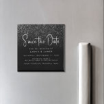 Aimant Parties scintillant noire moderne Mariage chic Enr<br><div class="desc">Un simple moderne enregistrer l'aimant de date. Personnalisez ce design minimaliste noir et blanc pour avoir vos détails personnels et votre message. Caractéristiques de script calligraphie typographie et faux arrière - plan d'image parties scintillant.</div>