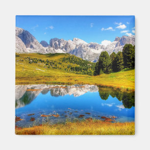 Aimant Paysage vert avec étang et montagnes neigeuses