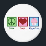 Aimant Peace Love Cupcakes Cute Baker<br><div class="desc">Un joli cadeau amoureux de cupcake pour un boulanger qui aime faire des sucreries et des desserts dans une boulangerie. Un panneau de tranquillité,  un coeur et un joli cupcake rose.</div>