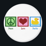 Aimant Peace Love Ducks<br><div class="desc">Un joli cadeau parfait pour quelqu'un qui aime les canards ou les cadeaux amicaux pour bébé. Un signe de paix vert,  un coeur roux,  et un canard en caoutchouc jaune mignon.</div>