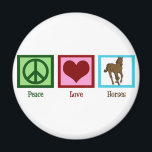 Aimant Peace Love Horses<br><div class="desc">J'adore les beaux chevaux. Un joli signe de paix vert,  un coeur rouge et un cheval brun sur un carré bleu font un joli cadeau équestre aimant.</div>