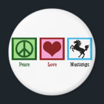 Aimant Peace Love Mustangs<br><div class="desc">Que vous aimiez les chevaux ou les équipes sportives appelées Mustangs,  nous sommes tous d'accord que c'est un grand cheval! Un signe de paix,  un coeur,  et un mignon mustang.</div>