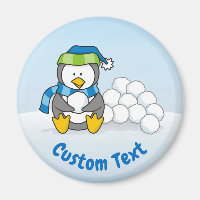 Petit pingouin assis avec des boules de neige