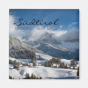 Aimant Petit village avec des montagnes de dolomites dans