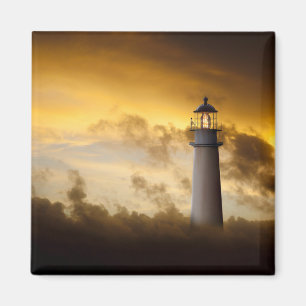 Aimant Phare rougeoyant sous le ciel dramatique
