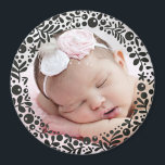 Aimant Photo de bébé encadrée de baies noires<br><div class="desc">Un cercle de jolies baies florales graphiques et de feuilles encadrent délicatement votre photo de bébé préférée pour créer un souvenir parfait ou donner en cadeau aux parents et grands-parents.</div>
