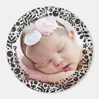 Photo de bébé encadrée de baies noires