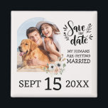Aimant Photo de chien personnalisé Mariage floral Enregis<br><div class="desc">Photo Fleur Magnet Réservez la date personnalisée pour chien animal de compagnie | Mariage unique Enregistrer la date Magnets avec une photo de chien | "Mes Humains Se Marient" Drôle Idée De Faire-part de mariage Pour Les Amoureux de les chiens |</div>